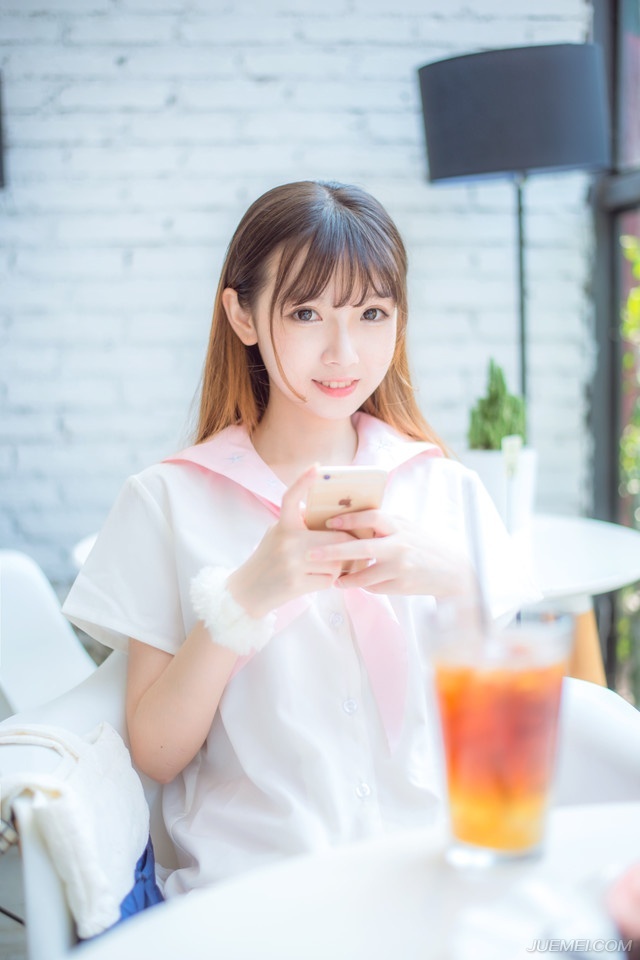 “可惜，张任不肯降，否则若能有此人相助，必能事半功倍。”成都刺史府中，庞统召集众将商议布防之事，魏延倒是有些感叹道，之前他曾与张任在葭萌关交锋，此人用兵不在魏延之下，尤其是依托蜀中地形，甚至可以压魏延一头，让魏延十分头疼，这次若非庞统、法正用计，策反了阆中大营众将，就算成都乱成一团糟，只要张任坐镇阆中，魏延都没有十足的把握能够短时间内攻破阆中。